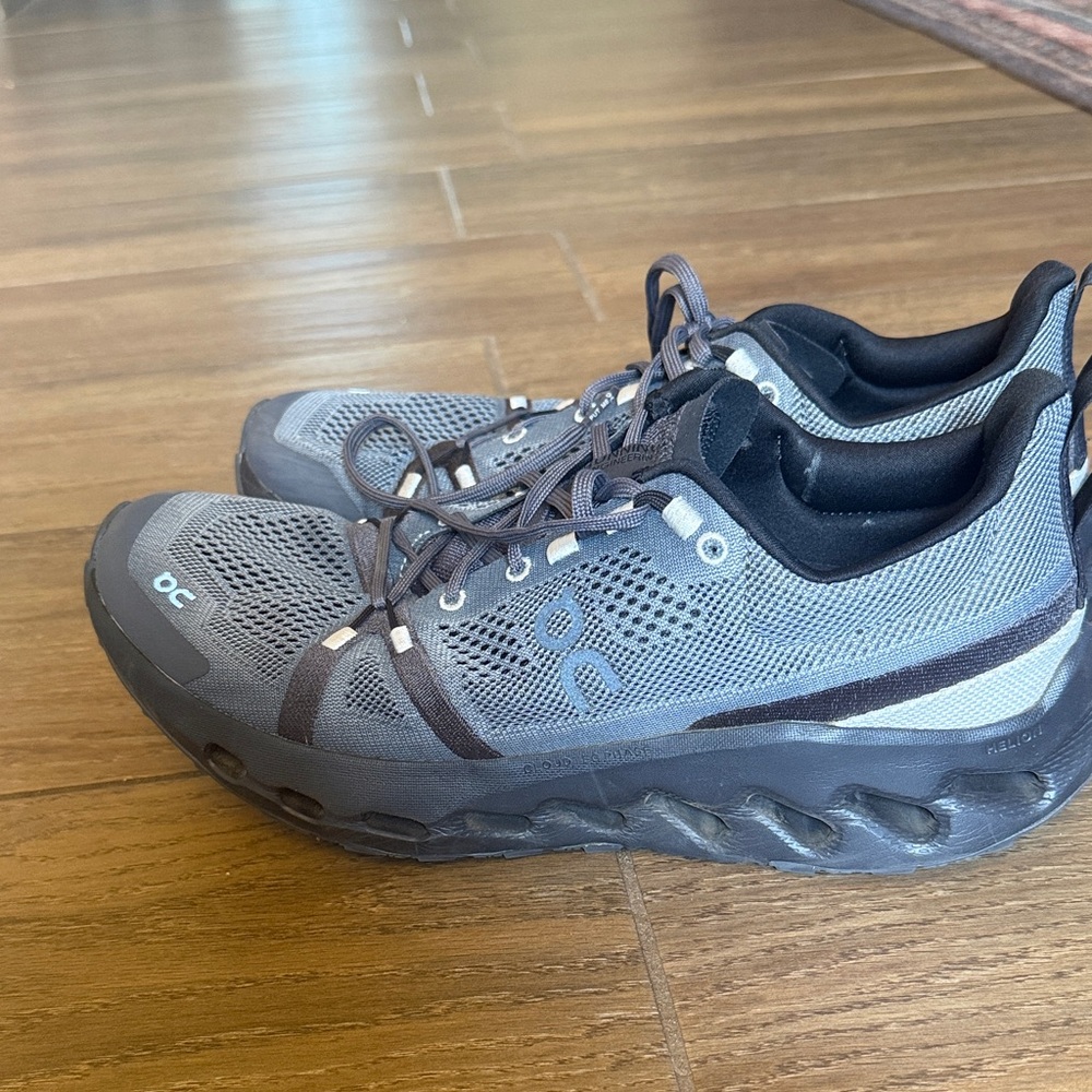 On Cloudsurfer trail women’s size 11  in Gray and Black